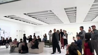 台上的人假装自己很专业，围观的人假装自己很懂，这就形成了一个默契的闭环……  