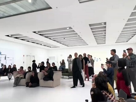 台上的人假装自己很专业，围观的人假装自己很懂，这就形成了一个默契的闭环……  