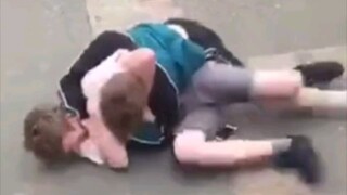 [جيو جيتسو برازيلي] صبي نحيف يسحب متنمرًا إلى الأرض...