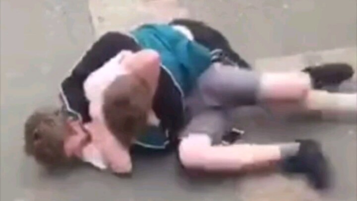 [جيو جيتسو برازيلي] صبي نحيف يسحب متنمرًا إلى الأرض...