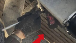 The outrageous fault encountered by the auto mechanic, there is a hammer in the gearbox!