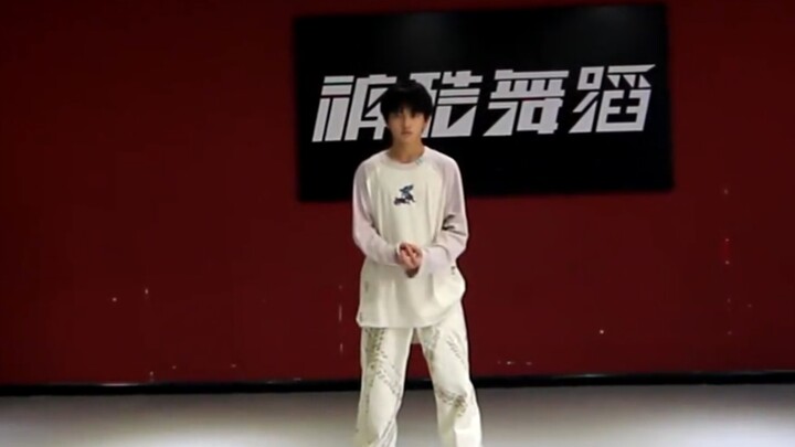 Cô Quần chia sẻ video nhảy của Mục Chỉ Thừa lúc 15 tuổi! Chúc Ân Tử trưởng thành vui vẻ!