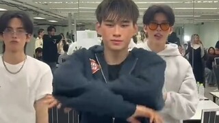 【aouboom】我那么大个姐就杵后面了，满满的家属感啊！