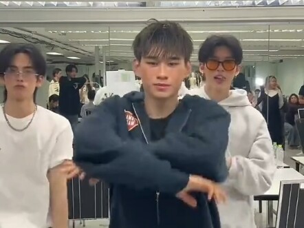 【aouboom】พี่สาวตัวโตขนาดนี้ยืนอยู่ข้างหลังเลย ให้ความรู้สึกเป็นครอบครัวเต็มๆ!