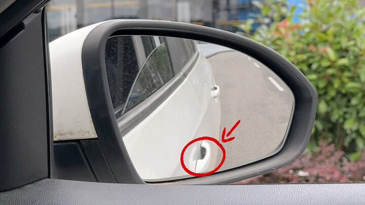 Jika saat melihat kaca spion tampak seperti ini, hanya terlihat setengah bagian depan mobil, segera 