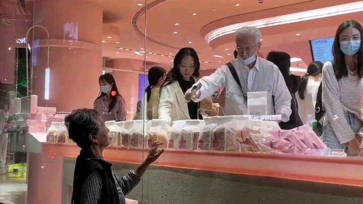 Ông đang mua đồ bên trong, bà thì chọn đồ bên ngoài – cư dân mạng: Cảnh tượng thật dễ thương và ấm á