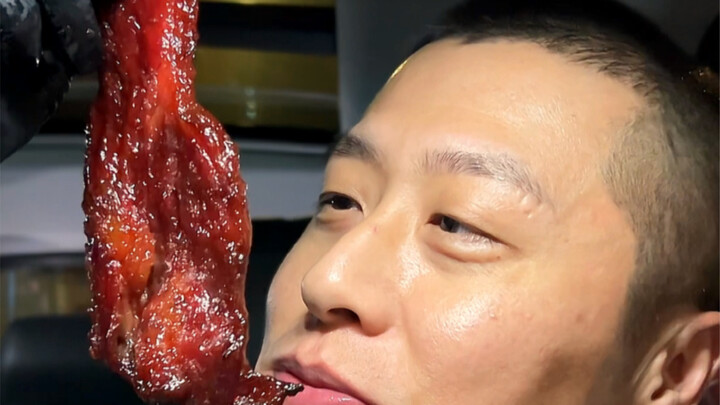Babi panggang bumbu madu, nasi porsi besar ala Timur Laut yang lengket, minuman bersoda menyegarkan 