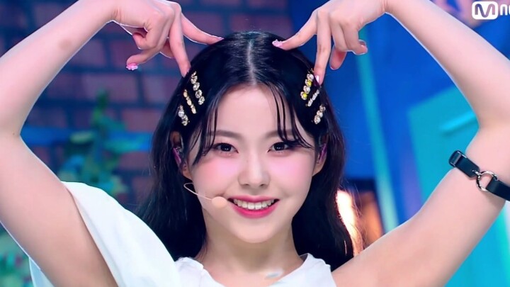 A kitten everyone wants to take a bite of! A live video of Jang Kyujin from NMIXX's debut song promo