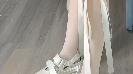 รองเท้าแตะสีขาวระบายอากาศคู่ใหม่ที่เพิ่งได้มา