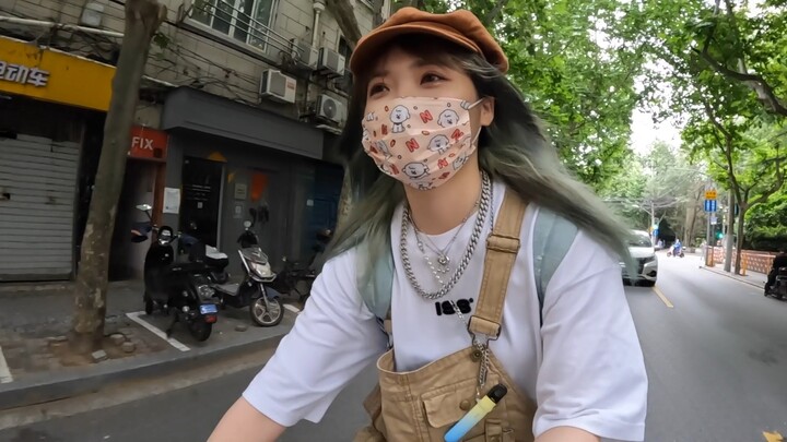 The Shanghai shop-hopping vlogger you’ve been following is finally out and about!
