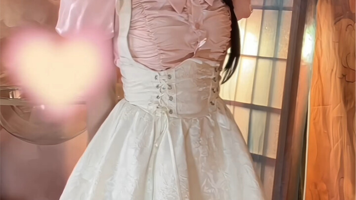 Teman-teman, apakah aku terlihat bagus pakai pakaian wanita?