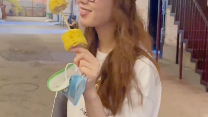 Liu Shishi eating corn