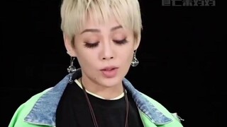 Ning Jing's hilarious reaction to reading "girlie literature"! It's all exactly what's on my mind!