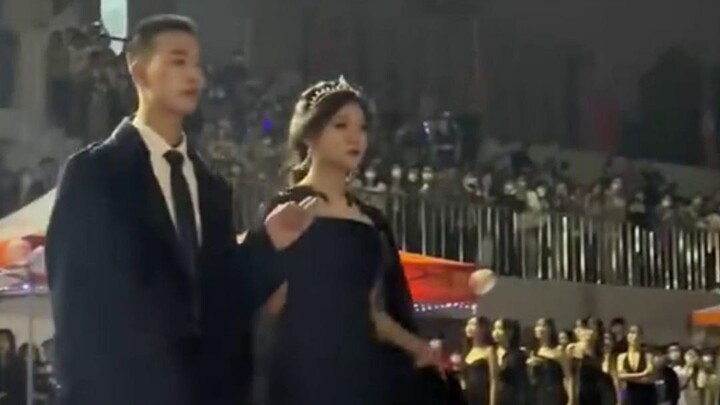 Bản catwalk siêu mẫu trên sân vận động trường đại học vừa đẹp lại vừa cá tính