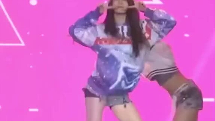 171's legs are not often exposed and they are cherished. Dilireba's legs are long and fashionable.