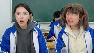 那个时候的垃圾袋就是同桌关系的晴雨表，吵架了各挂各的，和好了又挂回中间。