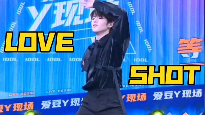 [إيكومي داكسيانج] ارتجل شقيق جيشيانج ورقص على أنغام أغنية LOVESHOT لفرقة EXO، والتي كانت مناسبة بشكل