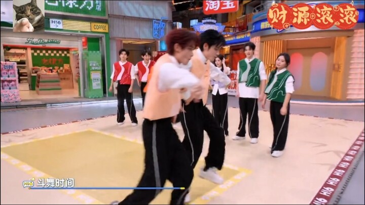 Ding Chengxin dan Zhang Yanzhi menari bersama, sementara penampilan solo Ding juga benar-benar memuk