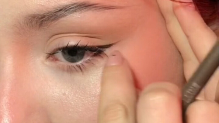 Luôn luôn có người có thể đánh bại tôi về khả năng vẽ eyeliner