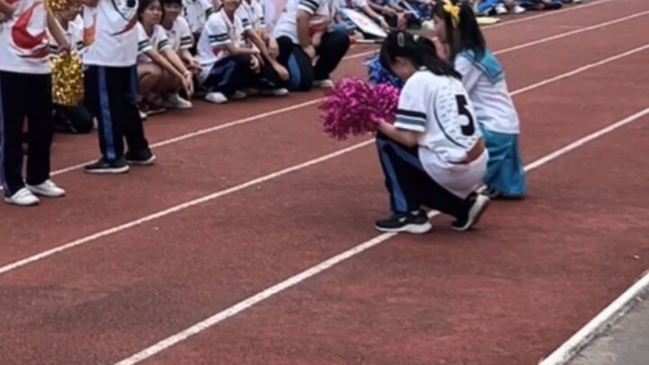 Tôi đã biểu diễn ở cuộc thi thể thao của trường, nên hãy nhận lấy nhé! Đồng phục thủy thủ!