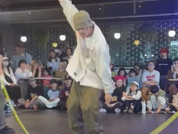 小伙这波操作太秀了，跳舞与跳绳跳绳结合！