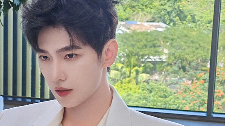 Chuyện quái gì thế... Dạo này anh ấy bị sao thế?