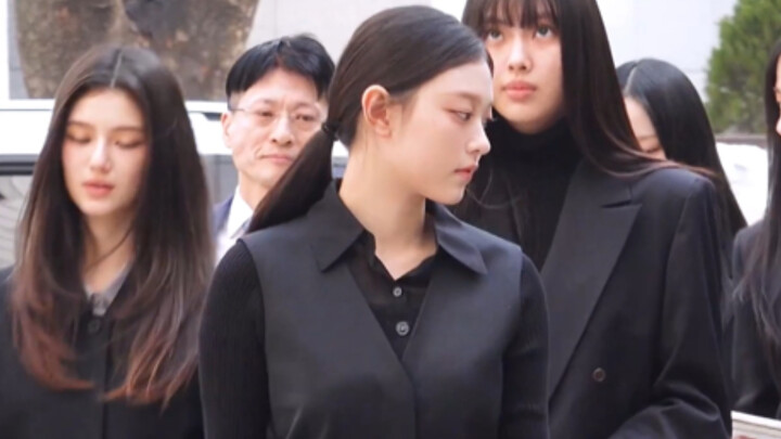 Haerin   Gadis Cerdas di Dunia Hukum, Si Kucing Bodoh Berjalan Paling Depan dan Malah Tersandung