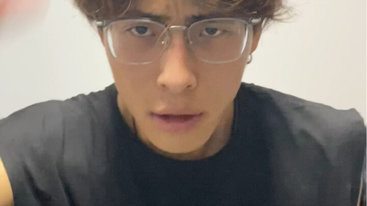 Pilih satu dari tiga, yang mana yang mirip?