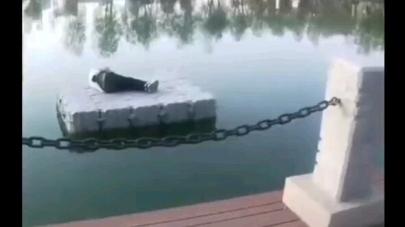 男子酒后睡在泡沫垫上漂流三公里，醒来一番话把民警吓出冷汗！