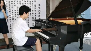 Khi những cây đàn piano lớn trong trường học mở ra ...