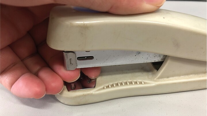 Kesakitan sebuah stapler.