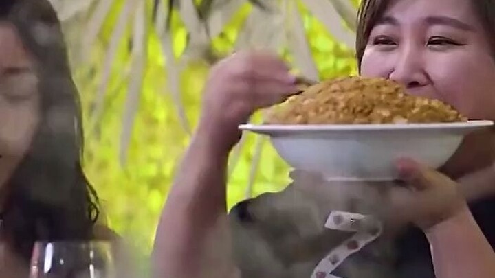 Eating hot pot with mixed rice—three and a half jin in one go!