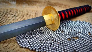 5000个钢珠熔化后锻造一把乌兹钢武士刀，比大马士革钢的花纹还漂亮