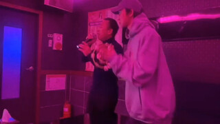 شو مينغ هاو: ما إن يفتح والدنا فمه حتى يتحول الهواء في كوريا الجنوبية إلى اللون الأحمر...