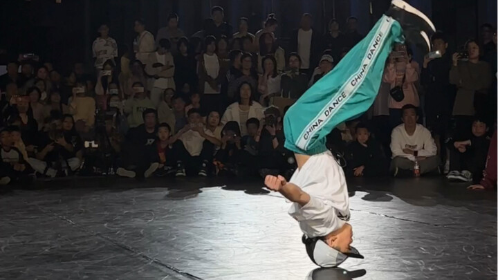 อัจฉริยะเต้นสตรีทแดนซ์ที่เก่งที่สุดในภาคตะวันออกเฉียงเหนือ เปิดฉากด้วยท่าแรกก็ทำคนทั้งฮอลล์ตะลึง จัง