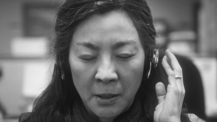 [Slide zoom] is also called [Hitchcock zoom]