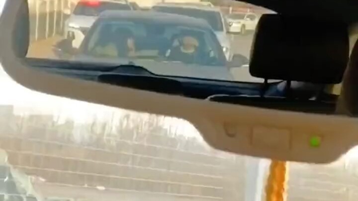 ผู้ชายช่างเหนื่อยจริงๆ ส่วนคนในรถนั่นช่างไร้หนทางสุดๆ!