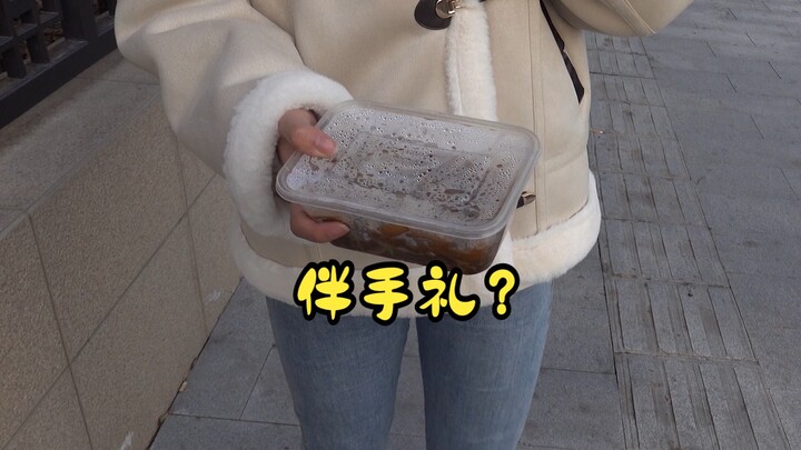 التقيت مع معجبة بشكل مفاجئ بسبب الاندفاع لحظي....