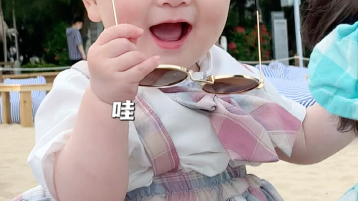 เมื่อลูกมนุษย์วัย 12 เดือนใส่แว่นกันแดดครั้งแรก เปิดโลกใบใหม่แล้วตกตะลึงไปเลย!