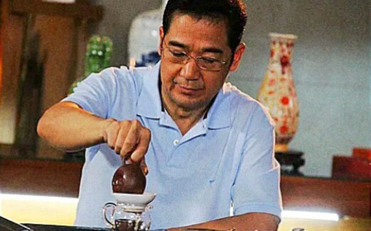 “Mặc lên bộ áo bào này, thì tôi và bạn ai mà chẳng là loài cầm thú đội lốt người!”