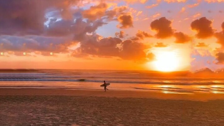 รีบเก็บบันทึกวันพักผ่อนริมชายหาดชิ้นนี้ไว้ คงความทรงจำของคลื่นทะเลและเม็ดทรายให้คงอยู่ สัมผัสฤดูร้อน