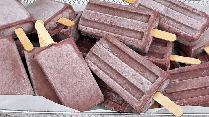 I finally made those 2-yuan red bean popsicles I’ve been buying outside—homemade is just so much bet
