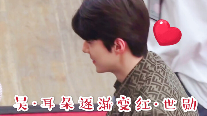 [EXO’s Sehun] Check out Sehun at the autograph session—giving fans hair clips and slowly turning red