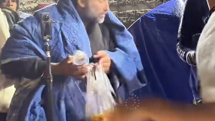 (เผยแพร่ต่อ) แจกเบเกิลซอสหอมให้คนอเมริกันที่ตกอยู่ใต้เส้นตาย