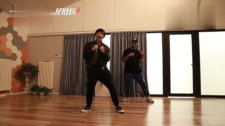 #Zhang Yixing# Zhang Yixing dances to Honey, relaxing before the concert