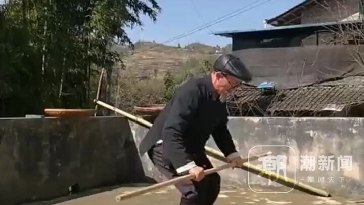 Chongqing. Pria berusia 32 tahun menyamar sebagai “pak kong” untuk menampilkan aksi tongkat lompat e