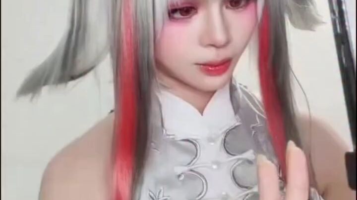 Behind the scenes of a coser’s charm 🖤