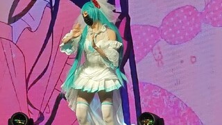 การแสดงเต้นรำของ Yu Rourou ที่งานนิทรรศการการ์ตูนชิงเต่า (ฉันไม่ได้ถ่ายฉากเปิด)