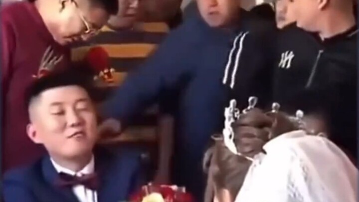 Holy crap, just because the groom’s a Ke fans, the best man elbow-bashed the bride’s family—so crazy