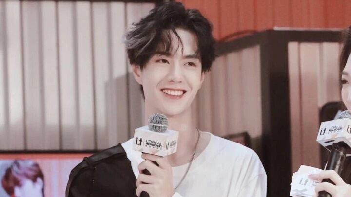Vương Nhất Bác là bảo bối gì vậy? Cậu nhóc này còn hát được cả nhạc Nhật nữa chứ. Trời ơi, cảm giác 